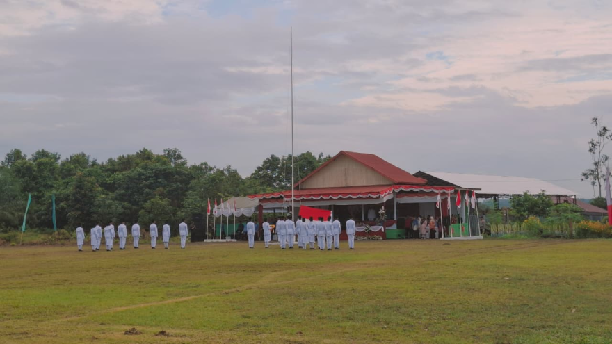 Upacara HUT RI ke-80 di Lapangan Aji Mas Pati Indra Desa Pasir Belengkong